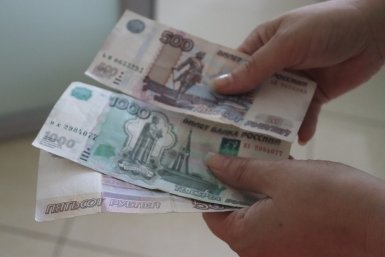 Деньги в руках Долгополова О. А., ИА UssurMedia.ru